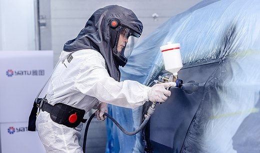 Бояджия боядисва автомобил с боя YATU